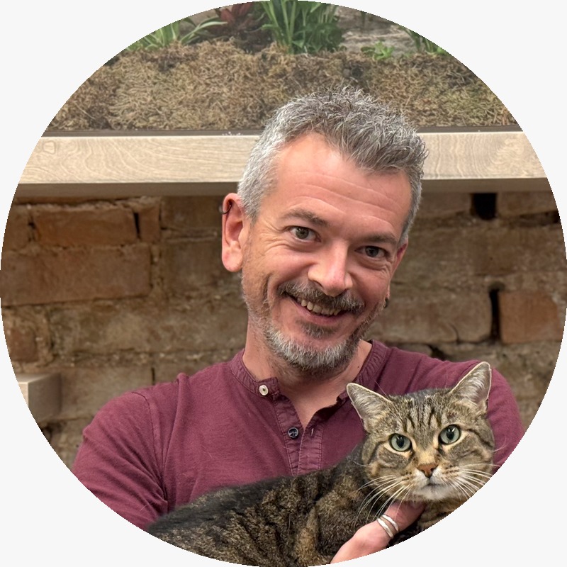 Foto di uomo con gatto